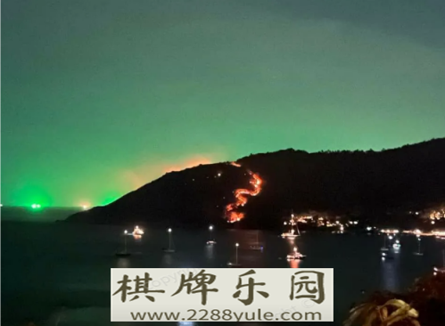 普吉岛观光景点发生大火十余名外籍游客被困